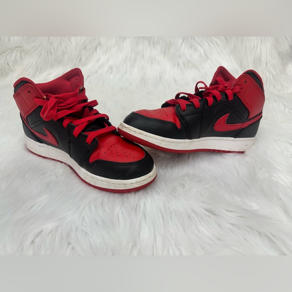NIKE AIR JORDAN Red and Black High-Top Sneakers